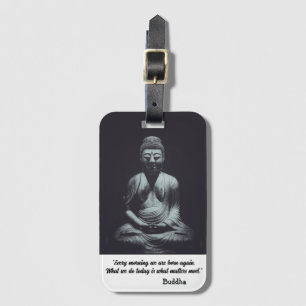Svart-vit buddhaskulptur med citat bagagebricka