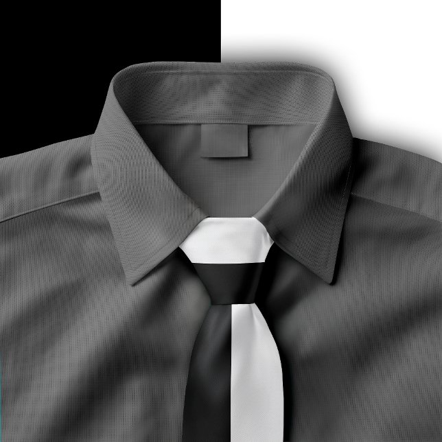 Svart & Vit Delad Färgdesign Slips (Black and White split color tie displayed on a dark grey shirt.)