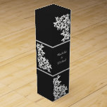 Svart Vit Fleur de Lis Damast Vinlåda<br><div class="desc">Tillfoga din namn eller meddelande till denna elegant yet fanciful Fleur de Lis Damast design i svartvitt för en personliggåva eller favorisera. Perfekt för din New Orleans bröllophändelse!</div>