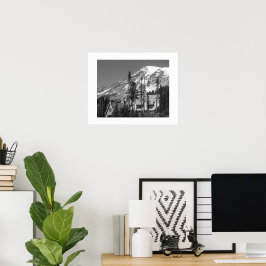 Svart-vit fotografisk bild av Mount Rainier Poster