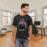 Svart, vit fotoman myth legend från födelsedagen t shirt<br><div class="desc">Fira hans speciella dag i stil med den här personligens födelsedja. Med en klassisk svart bakgrund och fet text som lyder: "Mannen, Myth, Legend". Anpassa designen genom att lägga till namn, ålder och ett favoritfoto för att göra det verkligt unikt. Denna t-shirt är perfektens gåva till ett legendariskt födelsedagsfirande, idealiskt...</div>