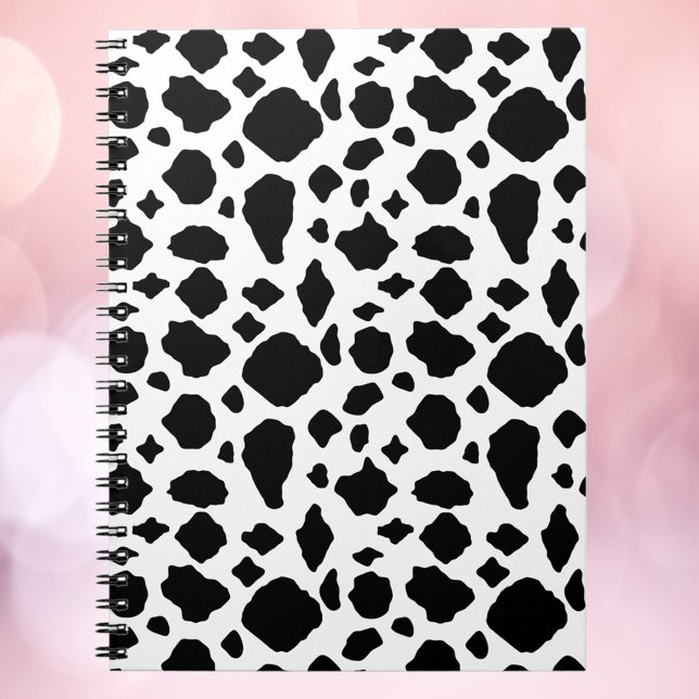 Svart & Vit Ko Printmönster Anteckningsbok (A notebook with a black and white cow pattern)