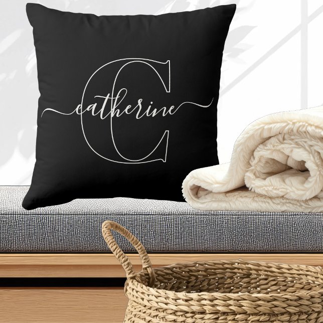 Svart Vit Minimalistisk Elegant Skript Monogram Kudde (Custom First Name Initial Monogram Minimalist Typography Black Throw Pillow)
