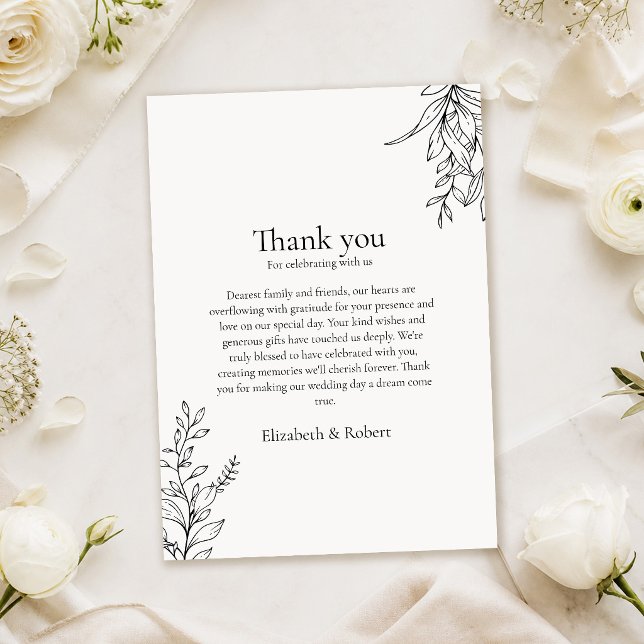 Svart & Vit Minimalistisk Linjekonst Bröllop Tack Kort (Black & White Minimalist Line Art Wedding Thank You Card on a table with white wedding decor)