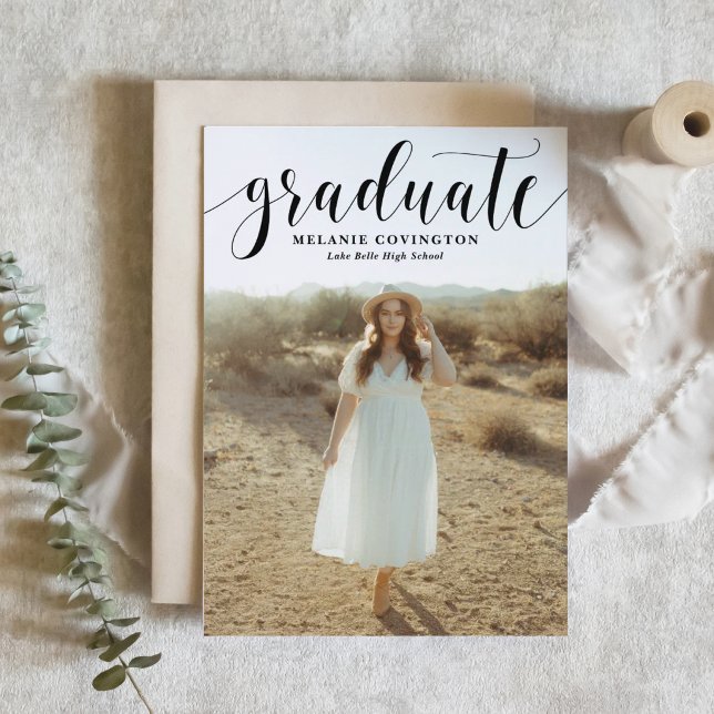 Svart Vit Modern Kallistografi Foto Examen Inbjudningar (Customizable whimsical photo graduation invitation featuring modern calligraphy. )
