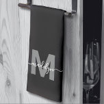 Svart Vit Namnmonogram Kökshandduk<br><div class="desc">Personlig specialdesignad svart vit initial bokstav namn monogram köks handduk. Lägg till en touch av elegans i ditt kök med denna stilrena monogram-handduk. Designad för en tri-fold stil, den har en djärv grå initial och ett flödande vitt skrivet namn, vilket ger en personlig och sofistikerad look. Perfekt för daglig användning...</div>