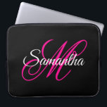 Svart Vit och Varmrosa Fancy Script Monogram Laptop Fodral<br><div class="desc">En kvinnlig personlig monogram med en fancy kalligrafi-skrift i varmrosa och vit på en enfärgad svart bakgrund. Skapa din egen snygga laptopfodral för skolstarten åt henne. Anpassa teckensnittsstilen eller färgerna för att matcha din dotters favoritfärg rosa. Den fancy utsmyckningen som är en del av monogrammet kan behöva centreras om för...</div>