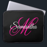 Svart Vit och Varmrosa Fancy Script Monogram Laptop Fodral<br><div class="desc">En kvinnlig personlig monogram med en fancy kalligrafi-skrift i varmrosa och vit på en enfärgad svart bakgrund. Skapa din egen snygga laptopfodral för skolstarten åt henne. Anpassa teckensnittsstilen eller färgerna för att matcha din dotters favoritfärg rosa. Den fancy utsmyckningen som är en del av monogrammet kan behöva centreras om för...</div>
