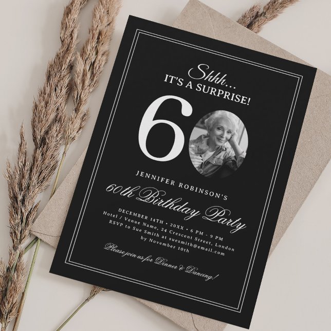 Svart + Vit | Överraskningsfest för 60-årsdag Inbjudningar (Black + White | Surprise 60th Birthday Party Invitation)