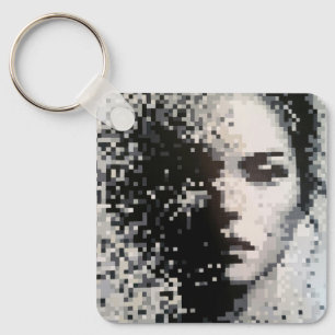 Svart-vit pixeliserad porträttbild nyckelring