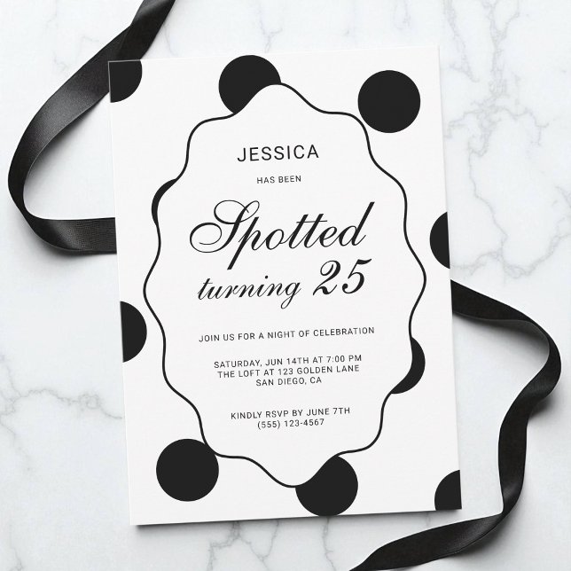 Svart Vit Polka Prick Födelsedagsfest 25 år Inbjudningar (Black White Polka Dot Spotted 25th Birthday Party Invitation)