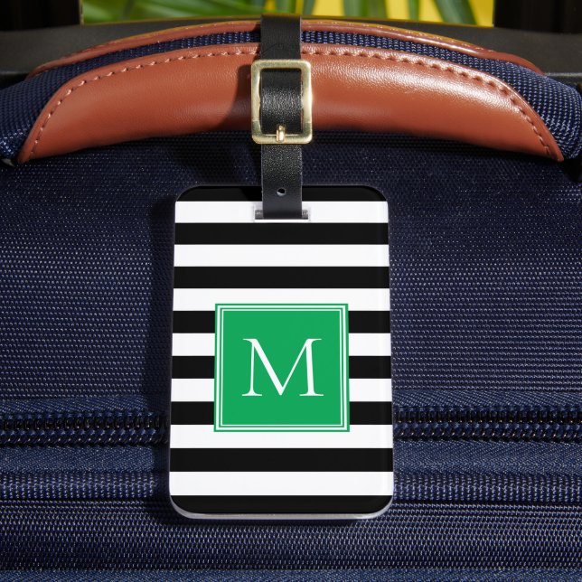 Svart & Vit Rand med Kellygrön Monogram Bagagebricka (Framsida Insitu 2)