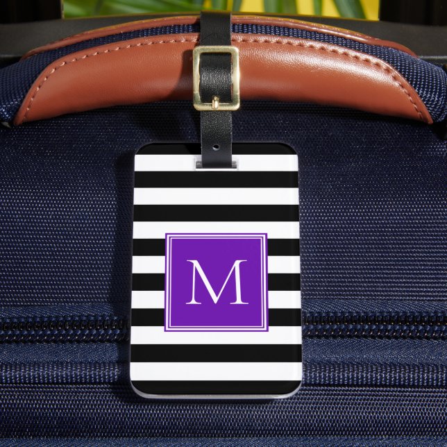 Svart & Vit Rand med Lila Monogram Bagagebricka (Framsida Insitu 2)