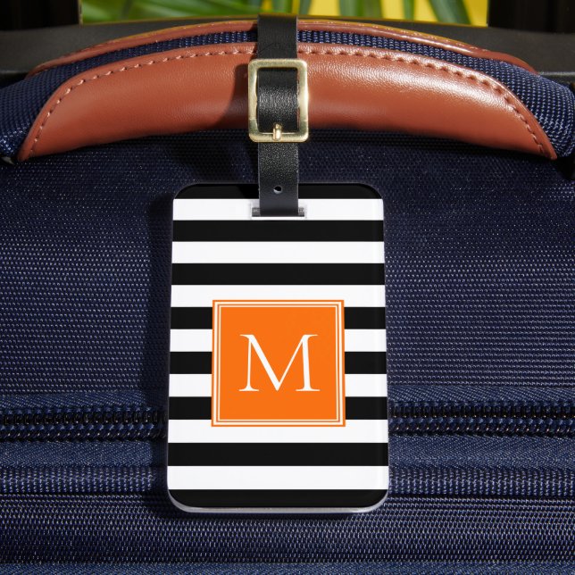 Svart & Vit Rand med Orange Pop Monogram Bagagebricka (Framsida Insitu 2)