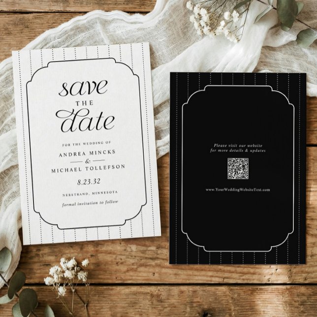 Svart-vit randig preppy bröllopsinbjudan spara datumet (Preppy black and white save the date card with striped background and wedding website QR code.)