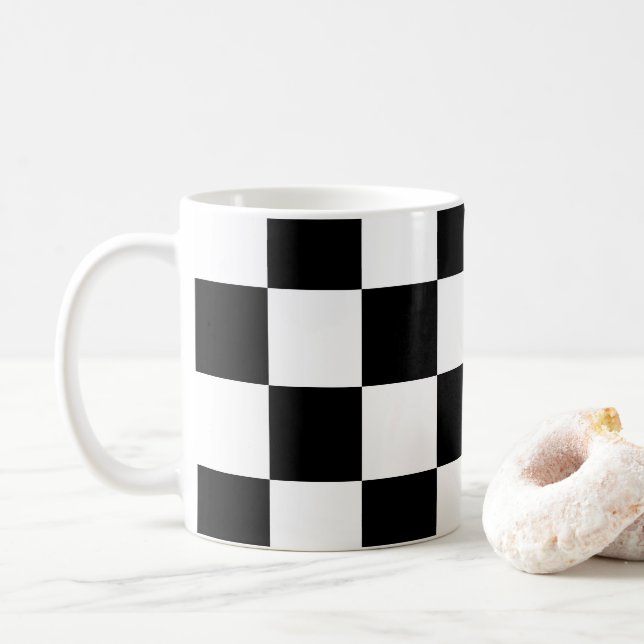 Svart-vit schackbrädemönster kaffemugg (Med munk)