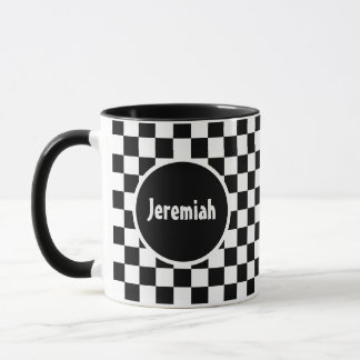 Svart-vit schackbrädeskonst med monogram mugg