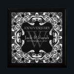 Svart Vit Snöre-jubileumsruta Smyckeskrin<br><div class="desc">Unik och Snyggt snöre-inspirerad design i svart vitt och silver grått - Exquisite och elegant personligt bröllp, Årsdag eller förlovning. Anpassa med namn, årsdag och monogram eller siffror - som är gjorda i en underbar presentlåda av trä till behållans inkorgar, smyckeskrin för dina speciellare nyckelpersoner. Gör en underbar gåva -...</div>