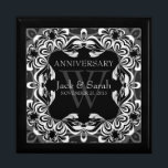 Svart Vit Snöre-jubileumsruta Smyckeskrin<br><div class="desc">Unik och Snyggt snöre-inspirerad design i svart vitt och silver grått - Exquisite och elegant personligt bröllp, Årsdag eller förlovning. Anpassa med namn, årsdag och monogram eller siffror - som är gjorda i en underbar presentlåda av trä till behållans inkorgar, smyckeskrin för dina speciellare nyckelpersoner. Gör en underbar gåva -...</div>