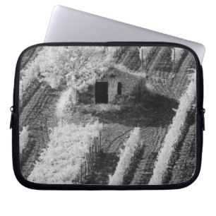 Svart-vit vy av liten stenen lada laptop sleeve