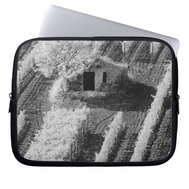 Svart-vit vy av liten stenen lada laptop sleeve (Framsidan)