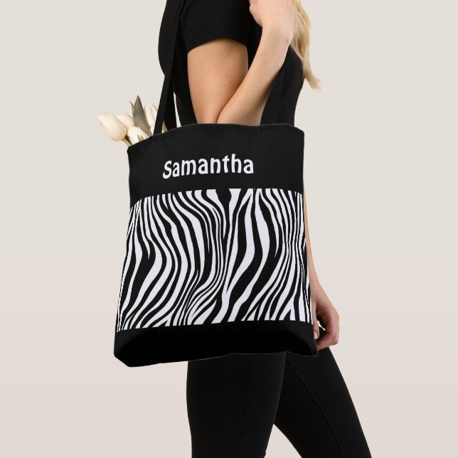 Svart-vit zebrarandig totebag med monogram tygkasse (Närbild)