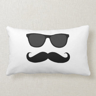 Svart vitsolglasögon och Moustache Lumbarkudde