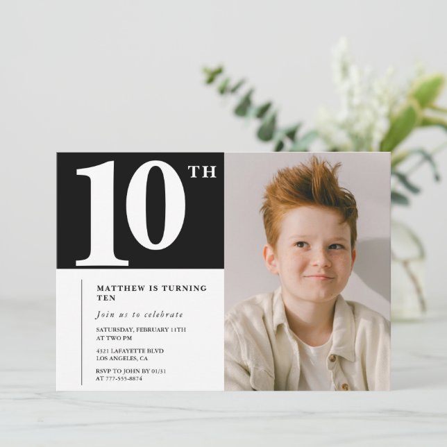 Svart Vitt 10-års födelsedagsinbjudan Chic Foto Inbjudningar (Stående Fram)