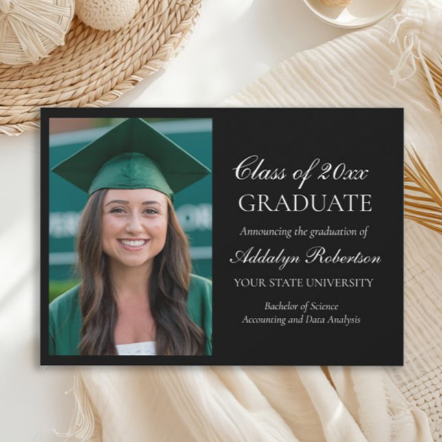 Svart Vitt College Universitetsfoto Examen Meddelande (Elegant script black graduation photo announcement)