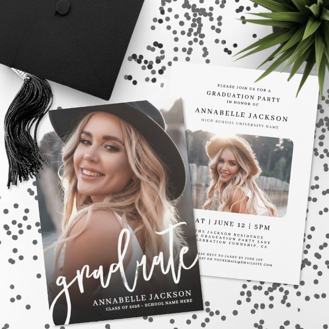Svart Vitt Enkelt Foto Examen Inbjudningar (Black White Simple Photo Graduation Invitation )