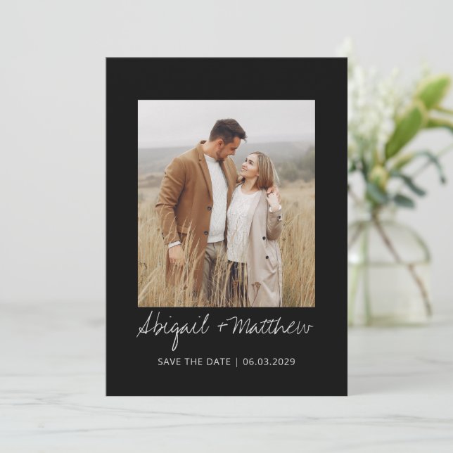 Svart Vitt Enkelt Handskrivet Spara Datum Foto Inbjudningar (Stående Fram)