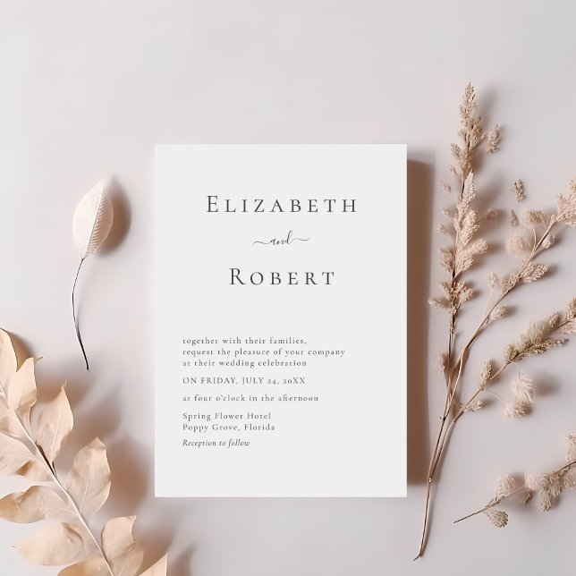 Svart & Vitt Enkelt Minimalistiskt Bröllopsinbjuda Inbjudningar (Black & White Simple Minimalist Wedding Invitation on a table with pale pink dry flowers.)