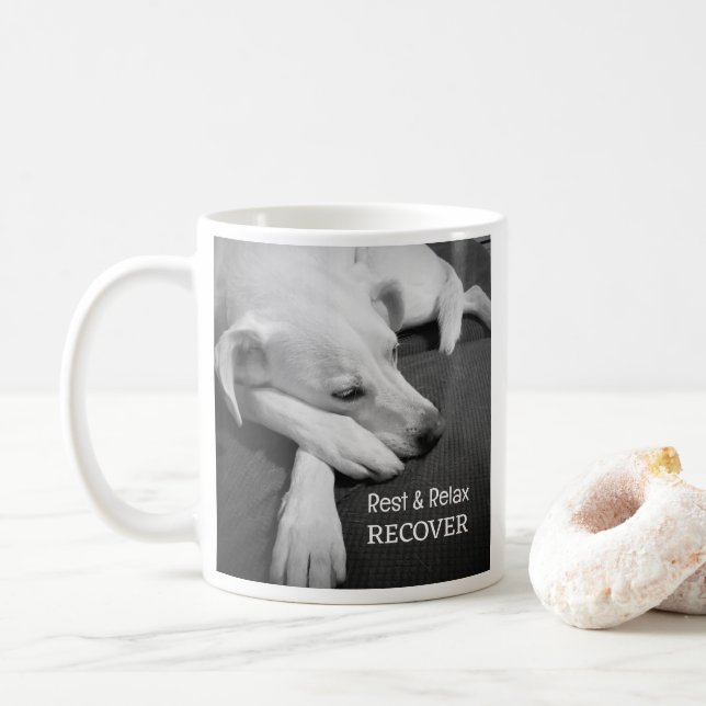 Svart & Vitt Foto av Söt Sovande Hund Snart Frisk  Kaffemugg (Med munk)