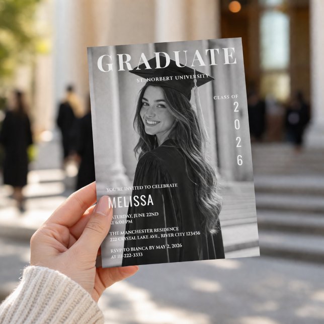 Svart Vitt Foto Examen Inbjudan (Elegant black and white graduation invite with modern magazine-style layout and photo design.)