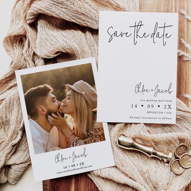 Svart vitt, minimalistiskt skript Spara datumkort Inbjudningar (Minimalist wedding save the date featuring some modern calligraphy text and couples photo. )