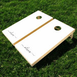Svart Vitt Modernt Skript Flickaktigt Monogramnamn<br><div class="desc">Svart och Vitt Enkelt Skript Monogram Namn Bakgård Cornhole-spel. Detta gör den perfekta söta 16-årspresenten,  bröllop,  brudshow,  årsdag,  baby shower eller möhippa present till någon som älskar glamourösa lyxiga och chic stilar.</div>