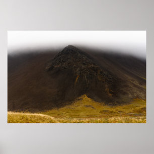 Svart vulkaniska berg och låga moln poster
