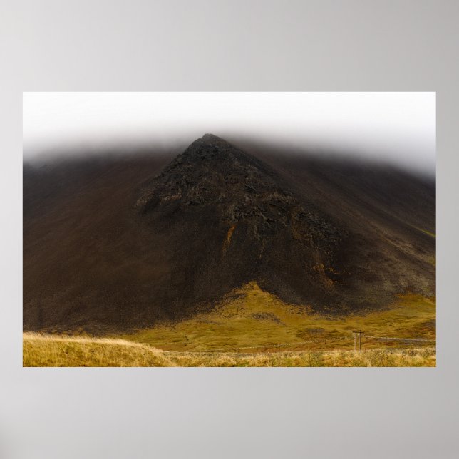 Svart vulkaniska berg och låga moln poster (Framsidan)