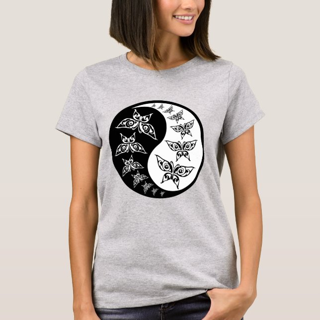 Svart Yin Yang-symbol med fjärilar T-shirt (Framsida)