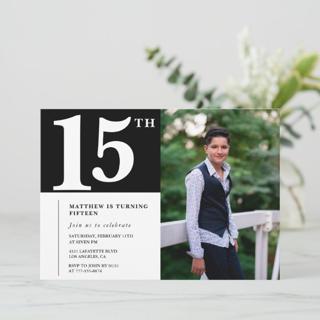 Svarta 15-års inbjudningskort Modern Chic Foto (Stående Fram)