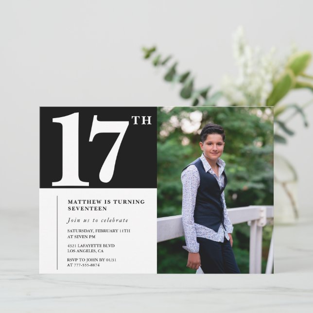 Svarta 17-års inbjudningskort Modern Chic Foto (Stående Fram)