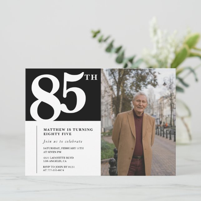 Svarta 85-årsinbjudningar Modern Chic Photo Inbjudningar (Stående Fram)