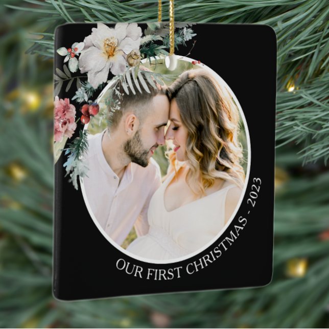 Svarta botaniska första julen julgransprydnad keramik (Elegant Black Photo Holiday Christmas Ornament Watercolor Botanical Floral Berries)