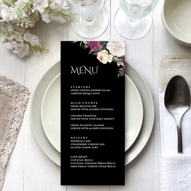 Svarta Burgundiska Peonior Bröllopsmeny Kort (Black Burgundy Peonies Wedding Menu Card on a white and silver wedding table.)