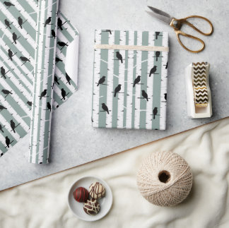 Svarta fåglar på en Papper för att skrota träd Presentpapper