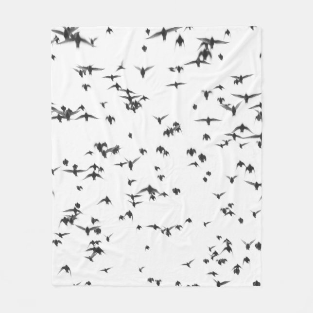 SVARTA FÅGLAR SOM FLYGER PÅ HIMLAR FLEECEFILT (Framsidan)