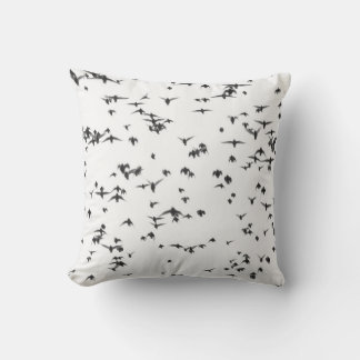 SVARTA FÅGLAR SOM FLYGER PÅ HIMLAR KUDDE