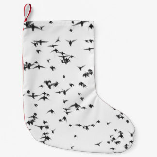 SVARTA FÅGLAR SOM FLYGER PÅ HIMLAR LITEN JULSTRUMPA