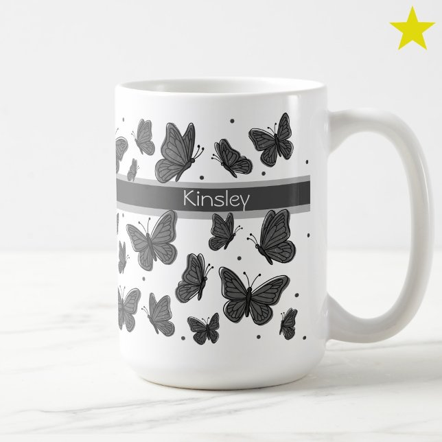 Svarta Grå Fjärilar & Prickar Anpassat Namn Monogr Kaffemugg (Skapare uppladdad)
