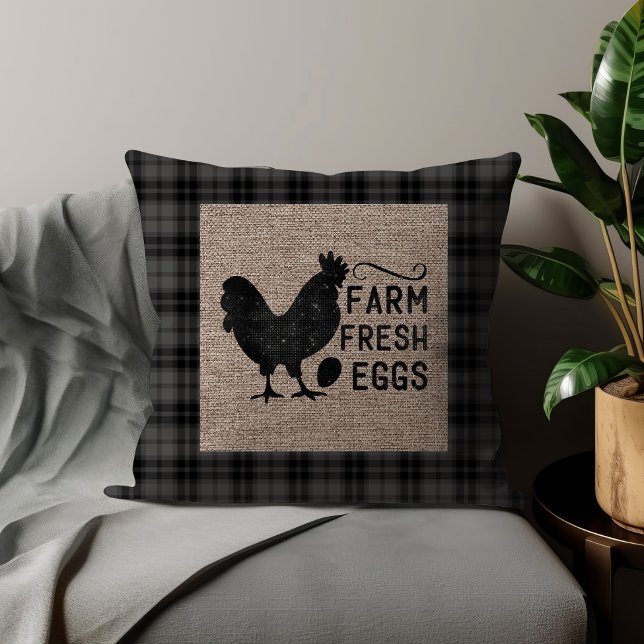 Svarta Grå Gårdsfriska Ägg Kyckling Jute Kudde (Black checkered, burlap, and chicken, "Farm fresh eggs" decorator pillow.)
